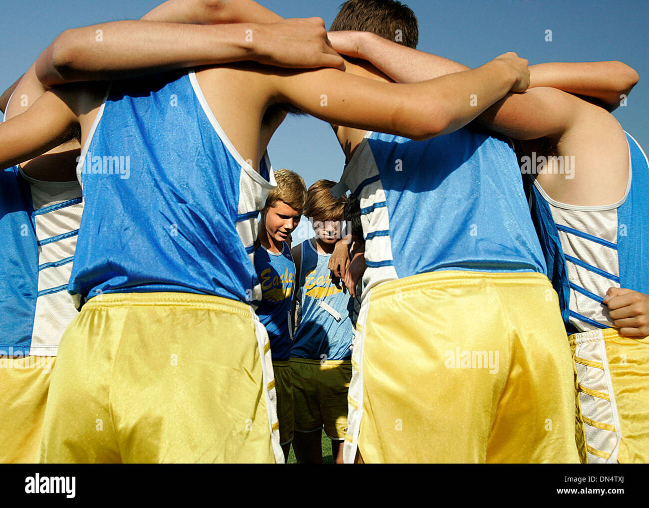 Oct 27, 2006 ; San Marcos, CA, USA ; San Pasqual hauts Ryan Butler, centre-gauche, prend ses coéquipiers grâce à une session de prière avant leur cross-country course contre la Mission Hills High School à Quail Valley Parc de San Marcos. L'Eagles, garçons et filles collectivement a gagné la course. Crédit obligatoire : Photo par Sean DuFrene/SDU-T/ZUMA Press. (©) Copyright 2006 by SDU- Banque D'Images