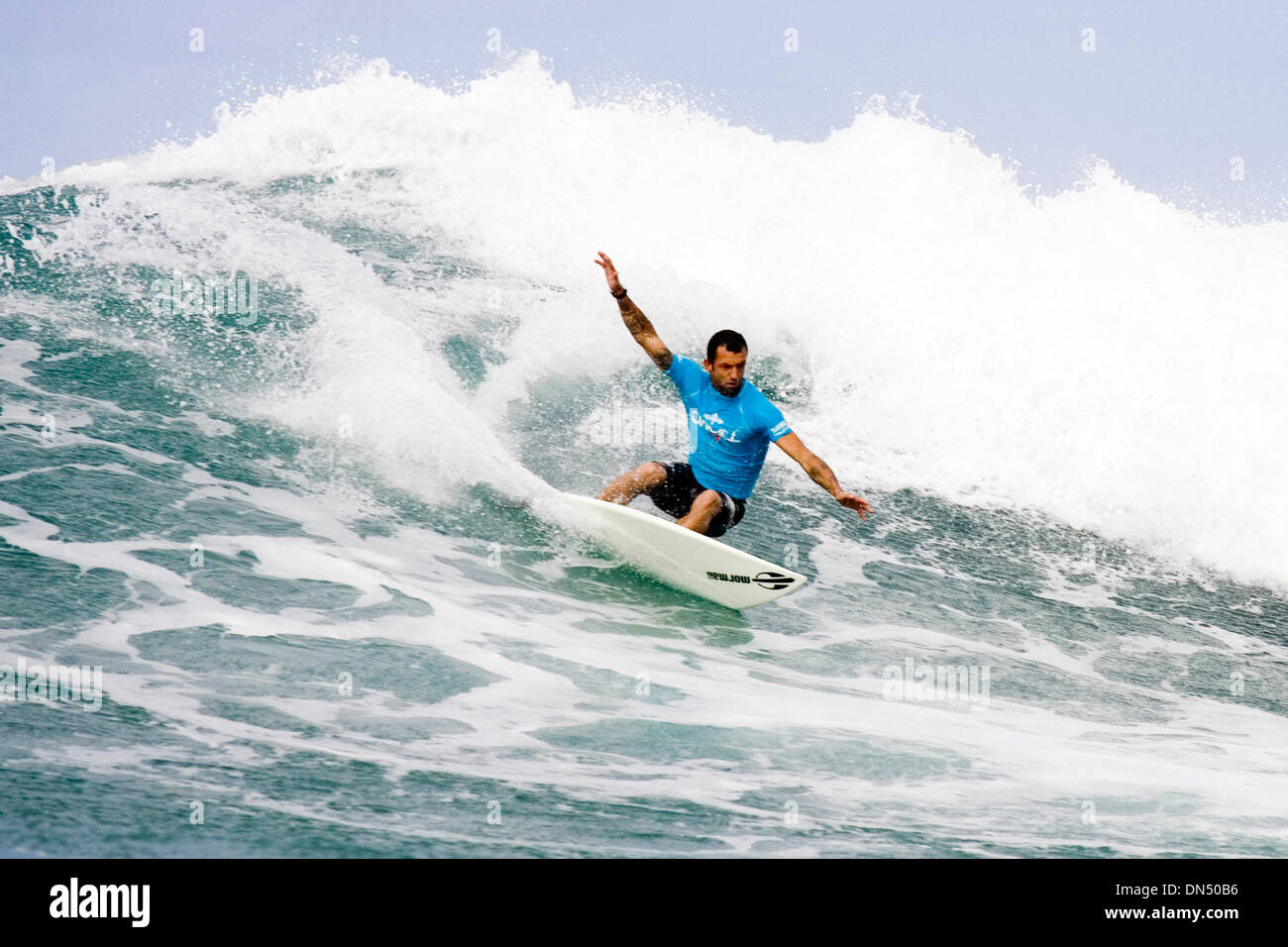 Nov 30, 2006 ; Oahu, Hawaii, USA ; Brasilian NECO PADARATZ (photo) a publié l'un des plus hauts scores de la chaleur de la journée, un 16,50 (sur un total possible de 20 points) pour gagner sa chaleur dans la ronde de 96 surfeurs de la Coupe du Monde de Surf OÕNeill aujourd'hui. Padaratz battre Troy Brooks (Aus), Sean Moody (Haw) et plusieurs Triple couronne de champion de surf Sunny Garcia (Haw). Padaratz avancé à la ronde Banque D'Images