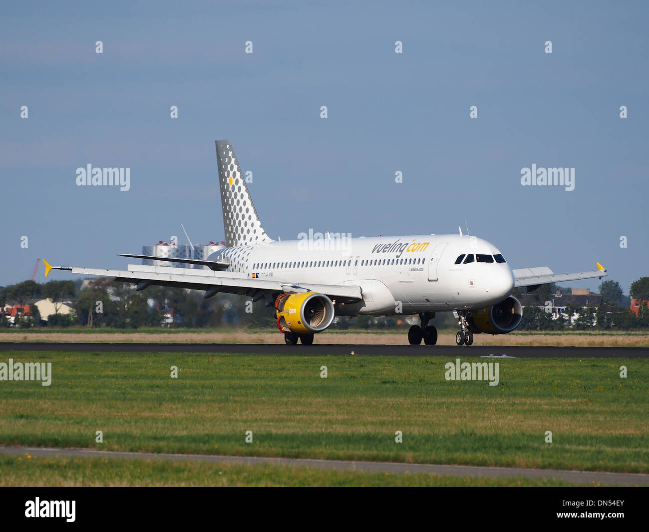 EC-LOB de Vueling Airbus A320-214 - cn 4849 landing Banque D'Images