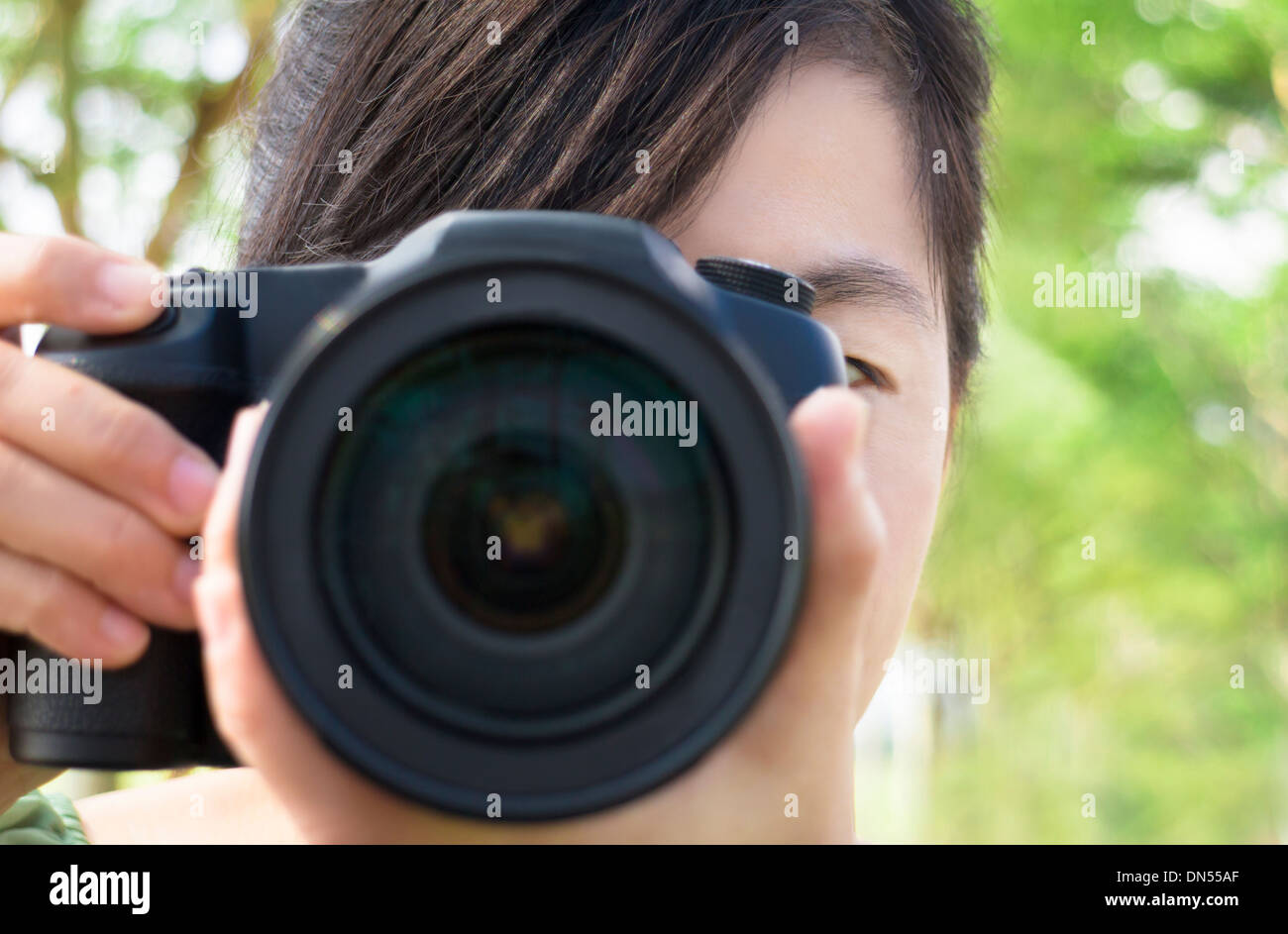 Close up of young woman holding photo appareil photo Banque D'Images