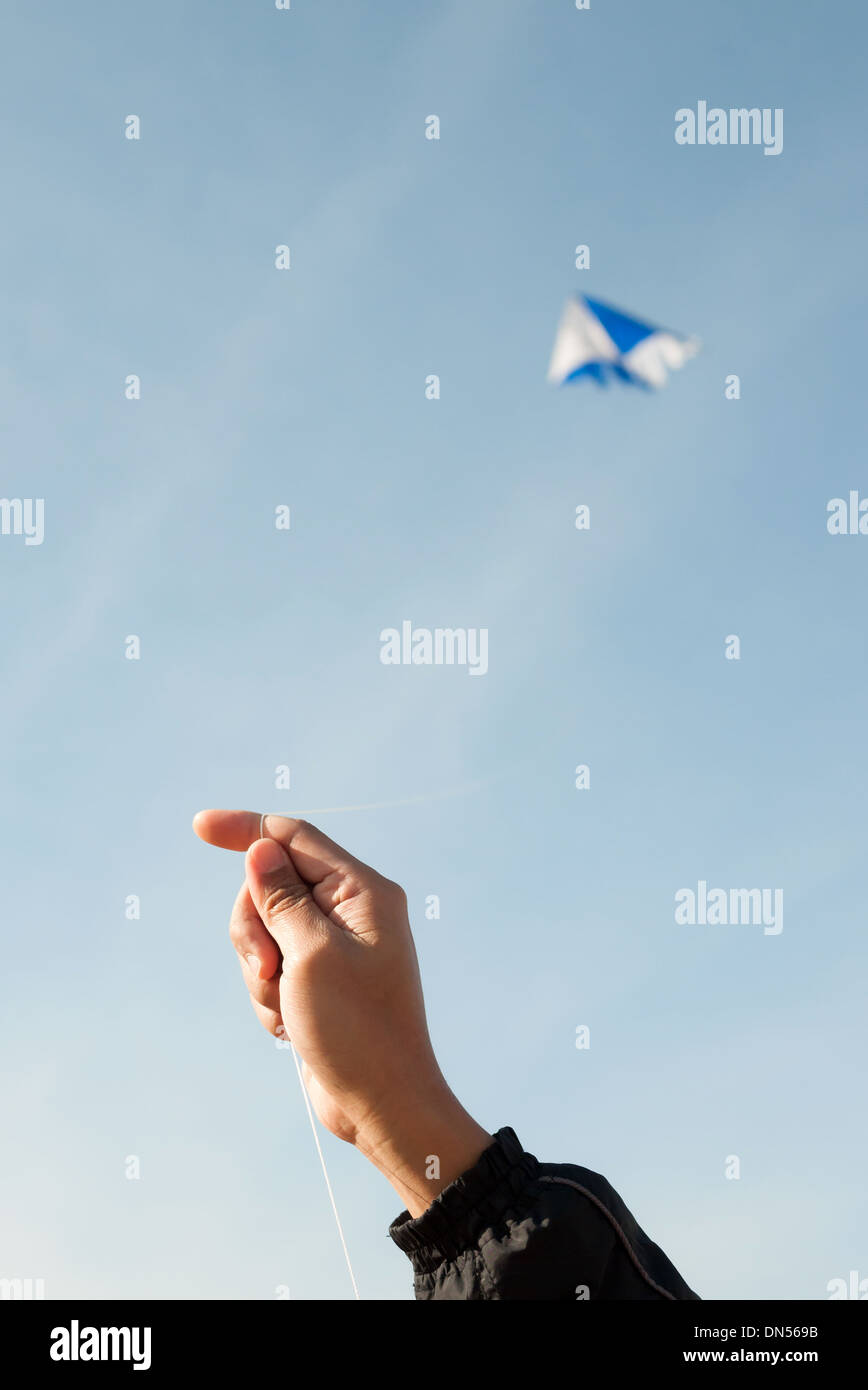 Cerf-volant dans un ciel bleu et nuages Banque D'Images