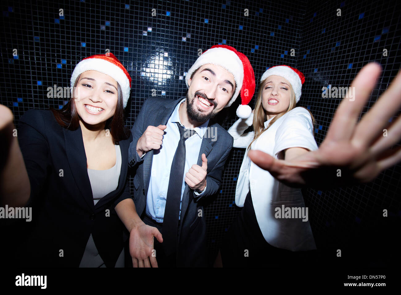 Portrait de joyeux collègues de Santa caps dancing au party de Noël Banque D'Images