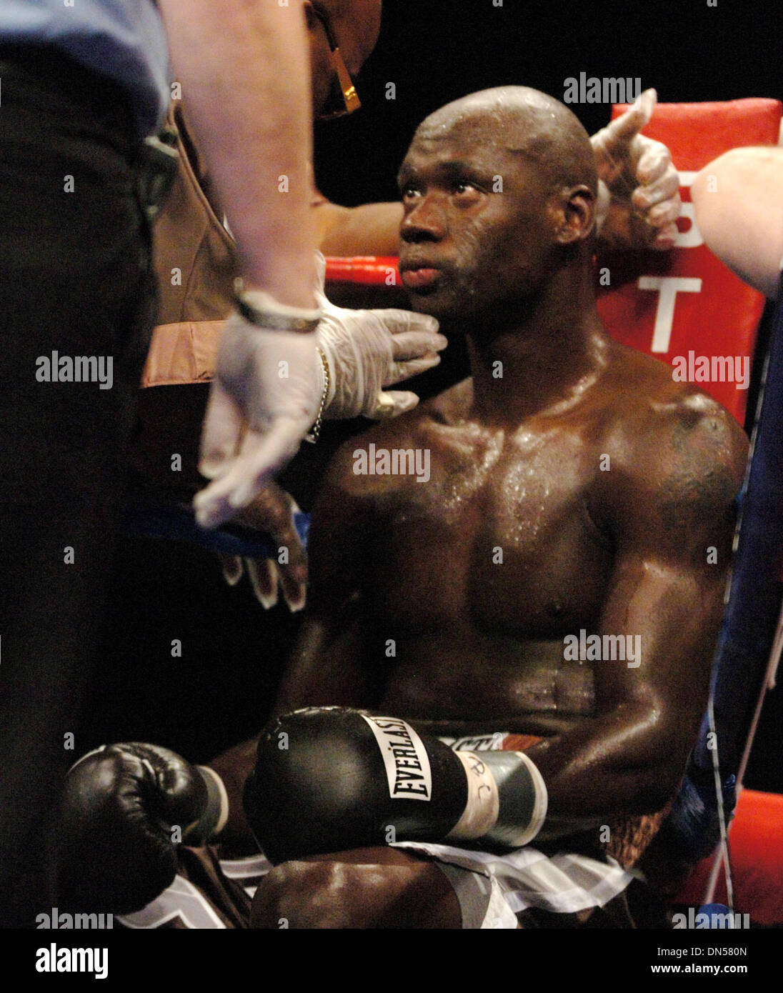 Jun 10, 2006 ; Atlantic City, NJ, USA ; Boxe : Bernard Hopkins bat ANTONIO TARVER à sa lumière heavyweight bout à l'Boragata Casino. Crédit obligatoire : Photo par Rob DeLorenzo/ZUMA Press. (©) Copyright 2006 par Rob DeLorenzo Banque D'Images