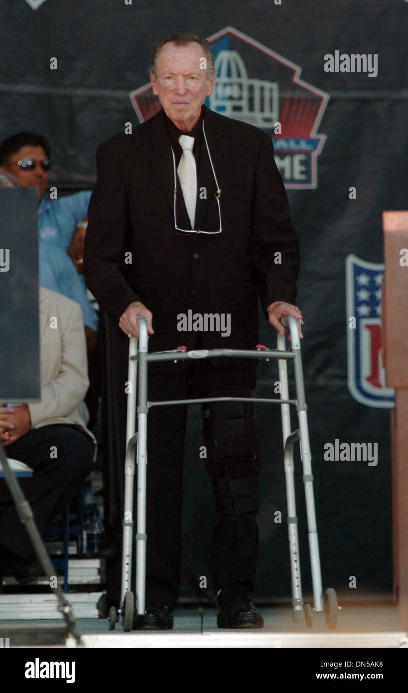 Aug 05, 2006 ; Canton, OH, USA ; Oakland Raiders propriétaire Al Davis avec sa marchette se prépare à présent de la renommée John Madden pendant le Pro Football Hall of Fame des cérémonies à Facwett Stadium à Canton, Ohio samedi Août. fabriquées Crédit obligatoire : Photo par Bob Larson/Contra Costa Times/ZUMA Press. (©) Copyright 2006 par Contra Costa Times Banque D'Images