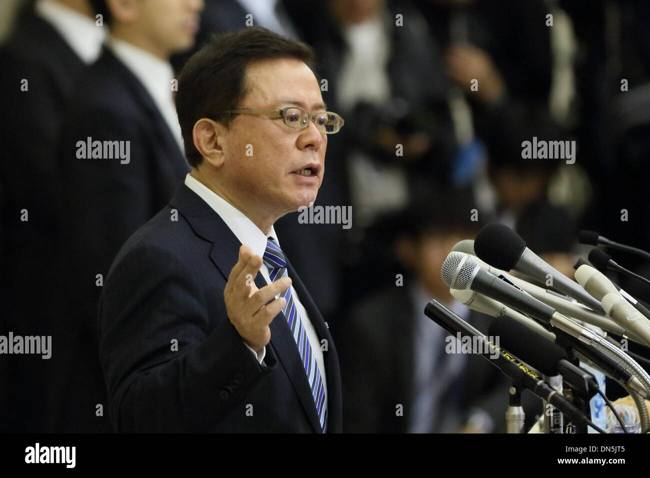 Tokyo, Japon. Dec 19, 2013. Le Gouverneur de Tokyo Naoki Inose urgence assiste à une conférence de presse le 19 mai 2013 à à bureaux du gouvernement Métropolitain de Tokyo au Japon. Credit : Motoo Naka/AFLO/Alamy Live News Banque D'Images