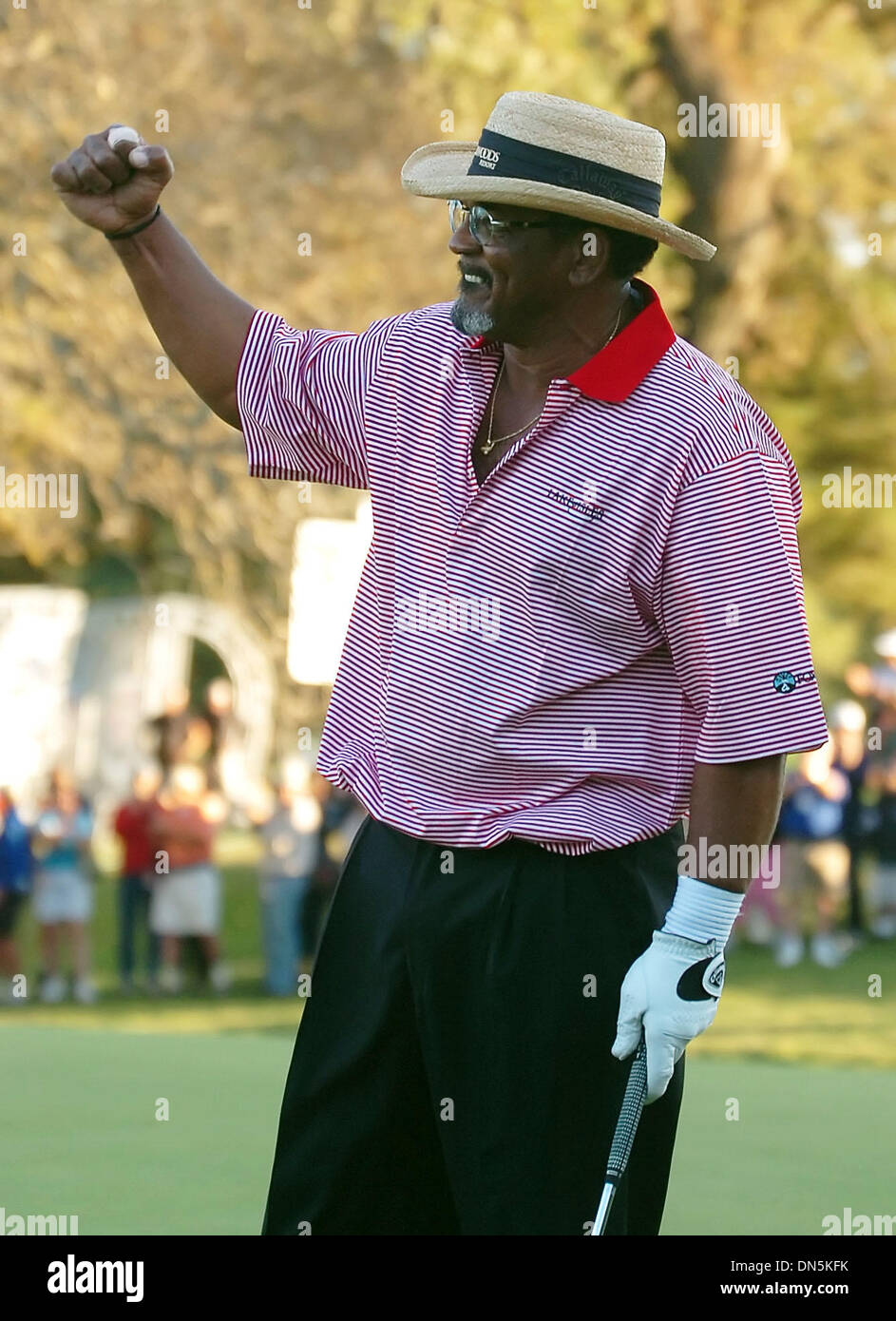 Oct 27, 2006 ; Sonoma, Californie, USA ; Jim Thorpe célèbre sa victoire après avoir coulé son putt au 18e trou lors de la finale du championnat de la Coupe Charles Schwab, le dimanche 29 octobre 2006 à la Sonoma Golf Club à Sonoma, Californie Thorpe termine à la première place avec un 17-sous-pair pour le tournoi. Crédit obligatoire : Photo par Jose Carlos Fajardo/ZUMA Press. (©) Copyright Banque D'Images