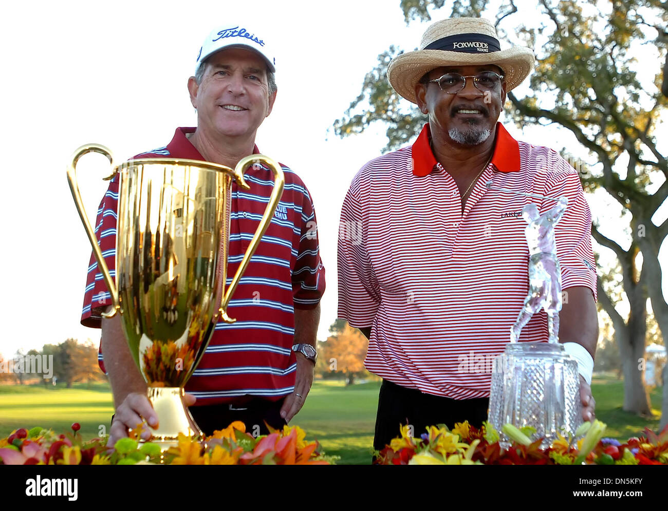 Oct 27, 2006 ; Sonoma, Californie, USA ; JAY HAAS et Jim Thorpe se tiennent près de leurs trophées trophée après la cérémonie au championnat de la Coupe Charles Schwab, le dimanche 29 octobre 2006 à la Sonoma Golf Club à Sonoma, Californie Haas a remporté la Coupe Charles Schwab et Thorpe a remporté le tournoi de crédit obligatoire : Photo par Jose Carlos Fajardo/Contra Costa Times/ZUMA Press. (©) Copyright 200 Banque D'Images