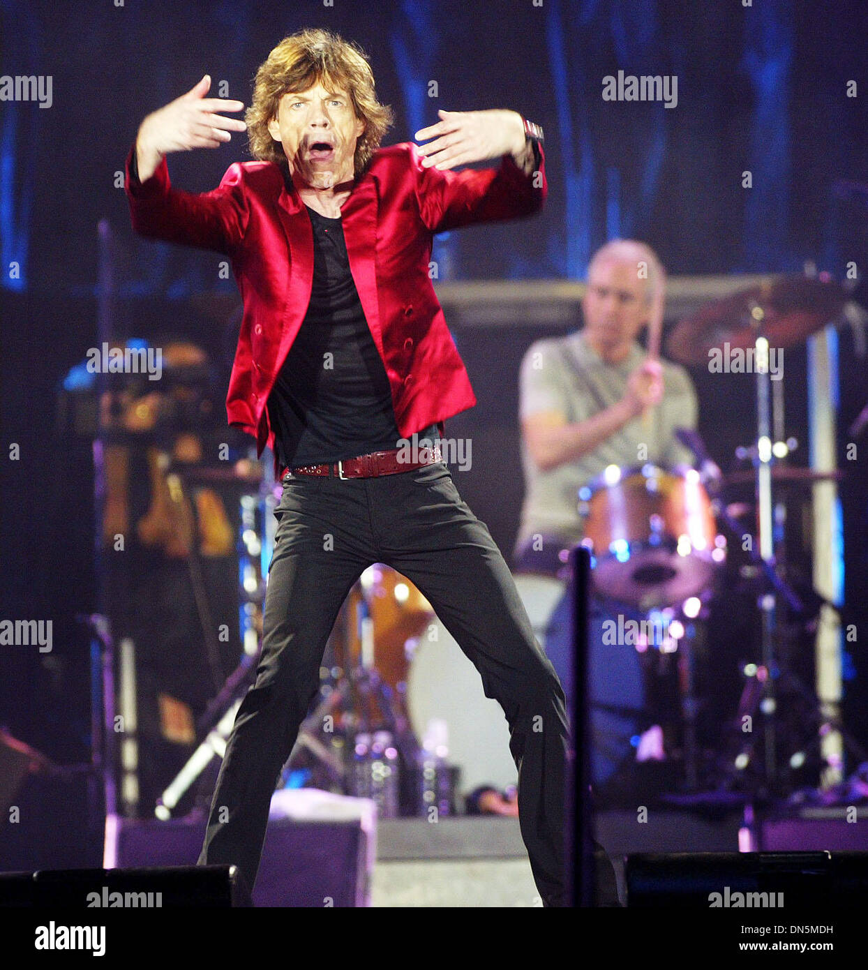 Nov 06, 2006 ; Oakland, CA, USA ; Mick Jagger et les Rolling Stones au McAfee Coliseum d'Oakland. Les pierres terminer la dernière étape de leur tournée Bigger Bang. Crédit obligatoire : Photo de John Green/Oakland Tribune/ZUMA Press. (©) Copyright 2006 par Oakland Tribune Banque D'Images