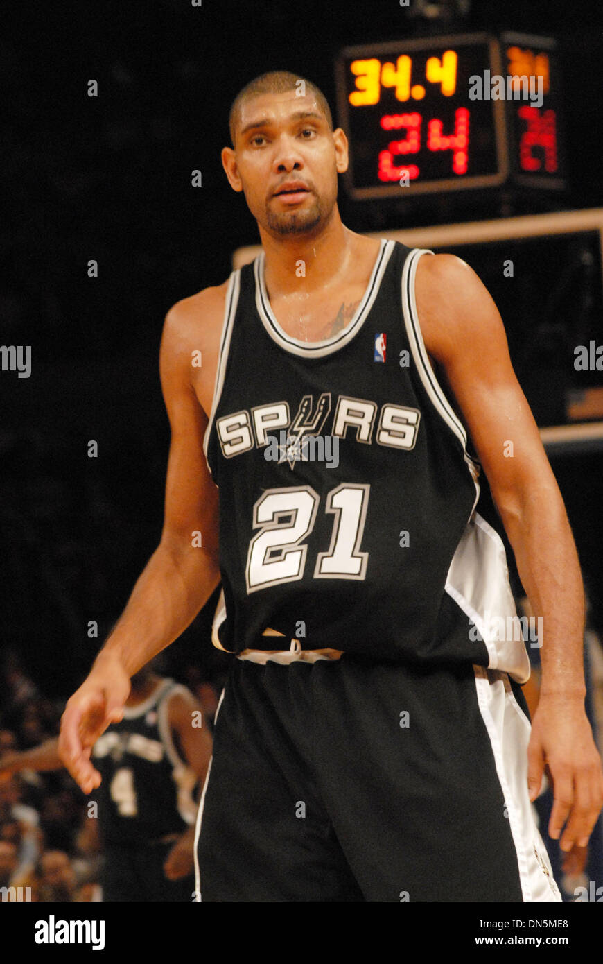 Nov 06, 2006 ; New York, NY, USA ; TIM DUNCAN, du San Antonio Spurs pendant le match contre les New York Knicks au Madison Square Garden de New York. Spurs a gagné le match 105-93. Crédit obligatoire : Photo par Jeffrey Geller/ZUMA Press. (©) Copyright 2006 by Jeffrey Geller Banque D'Images