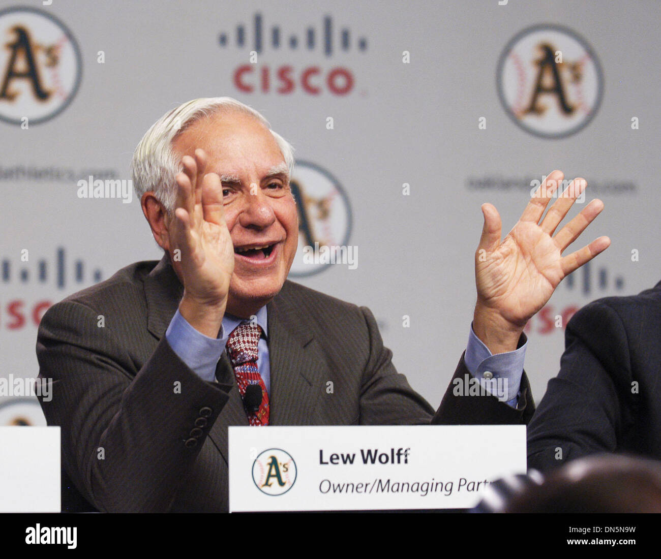 Nov 14, 2006 ; San Jose, CA, USA ; Oakland Athletics propriétaire Lew Wolff parle au cours d'une conférence de presse au siège de Cisco Systems, Inc à San Jose, Californie mardi, 14 Nov, 2006 Crédit obligatoire : Photo par Ahbeck Bea/Le Fremont Argus/ZUMA Press. (©) Copyright 2006 par l'Argus Fremont Banque D'Images