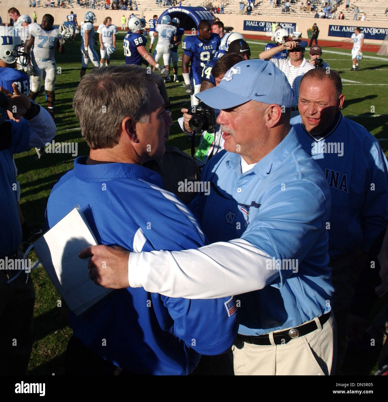 Nov 25, 2006 ; Durham, NC, USA ; Tarheel ENTRAÎNEUR-CHEF JOHN BUNTING, serre la main du duc l'entraîneur-chef TED toit que le Tarheels célèbre une victoire après l'équipe de football de Duke Blue Devils a accueilli la Caroline du Tarheels à Wallace Wade Stadium. Le Tarheels a remporté la victoire avec un score final de 45-44. Crédit obligatoire : Photo par Jason Moore/ZUMA Press. (©) Copyright 2006 par Jas Banque D'Images