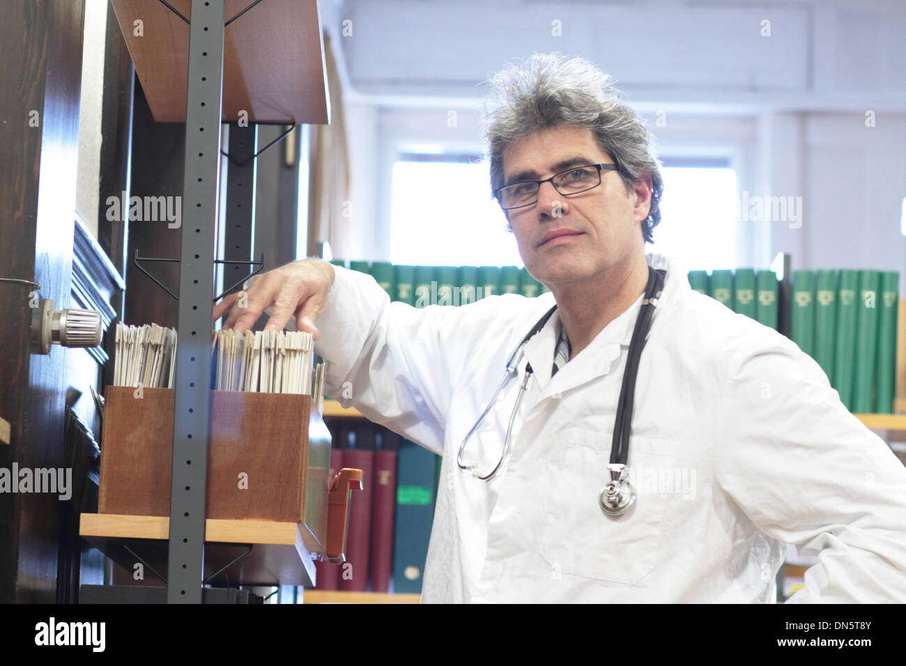Un médecin homme moyen caucasian personne est debout dans une bibliothèque Banque D'Images