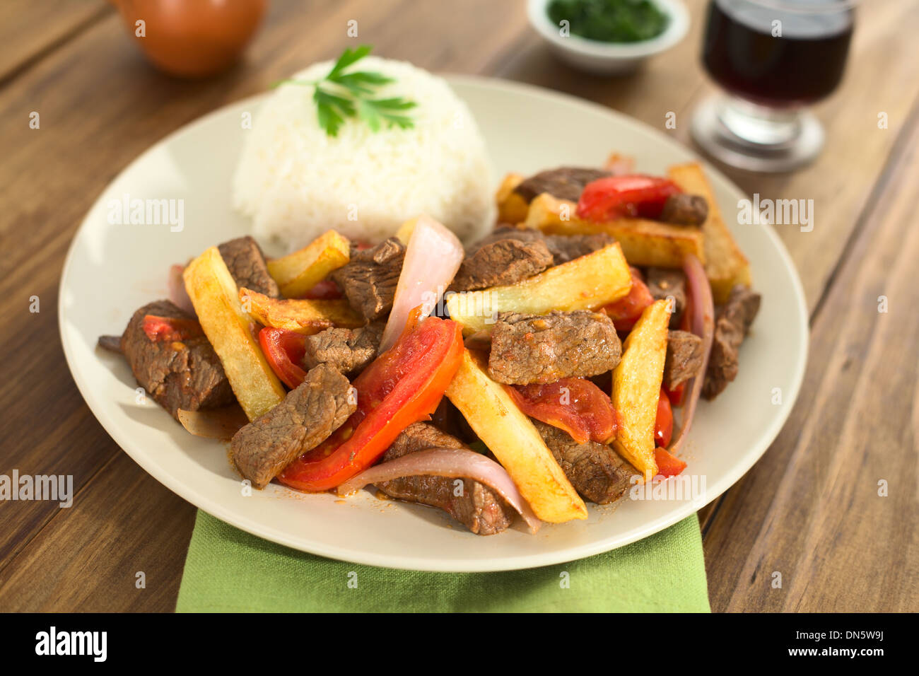 Plat appelé péruvienne Lomo Saltado faites de boeuf, tomate, oignon rouge et frites, servies avec du riz Banque D'Images