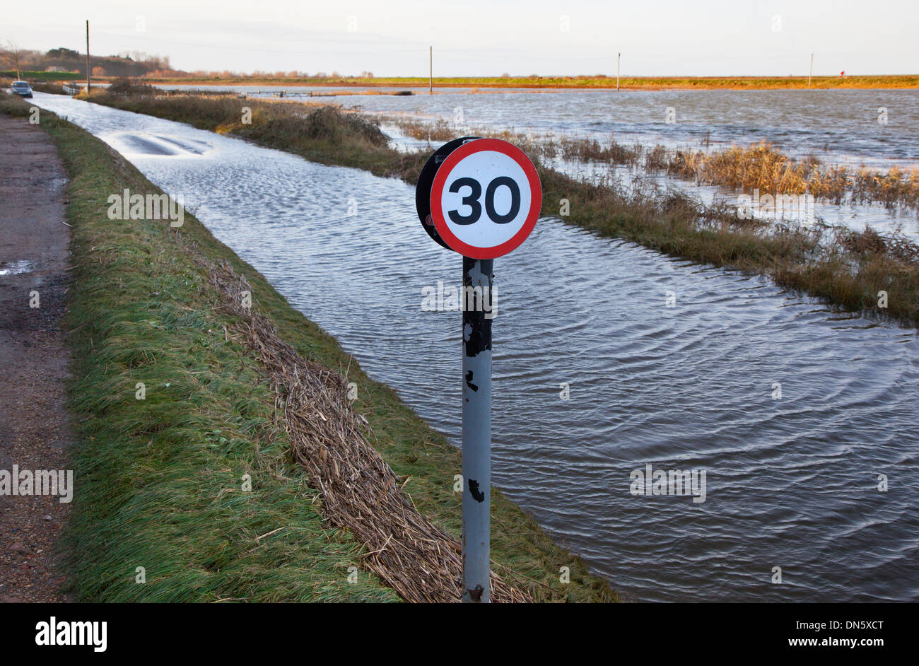 Le CLAJ route côtière et les marais inondés de Norfolk en décembre 2013 poussée de la mer du Nord Banque D'Images