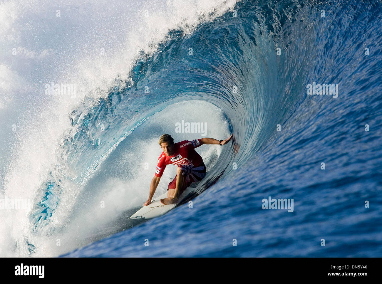 Le monde de surf pleure un incroyablement triste perte avec la nouvelle que l'ANDY IRONS est décédé. Andy était un mari bien-aimé, et un vrai champion. Fers, 32, s'est retiré de l'événement surf professionnel à Porto Rico le week-end dernier pour cause de maladie et est décédé lors d'une escale en route vers son domicile à Kauai, Hawaï. Il aurait été aux prises avec la dengue, maladie virale Banque D'Images