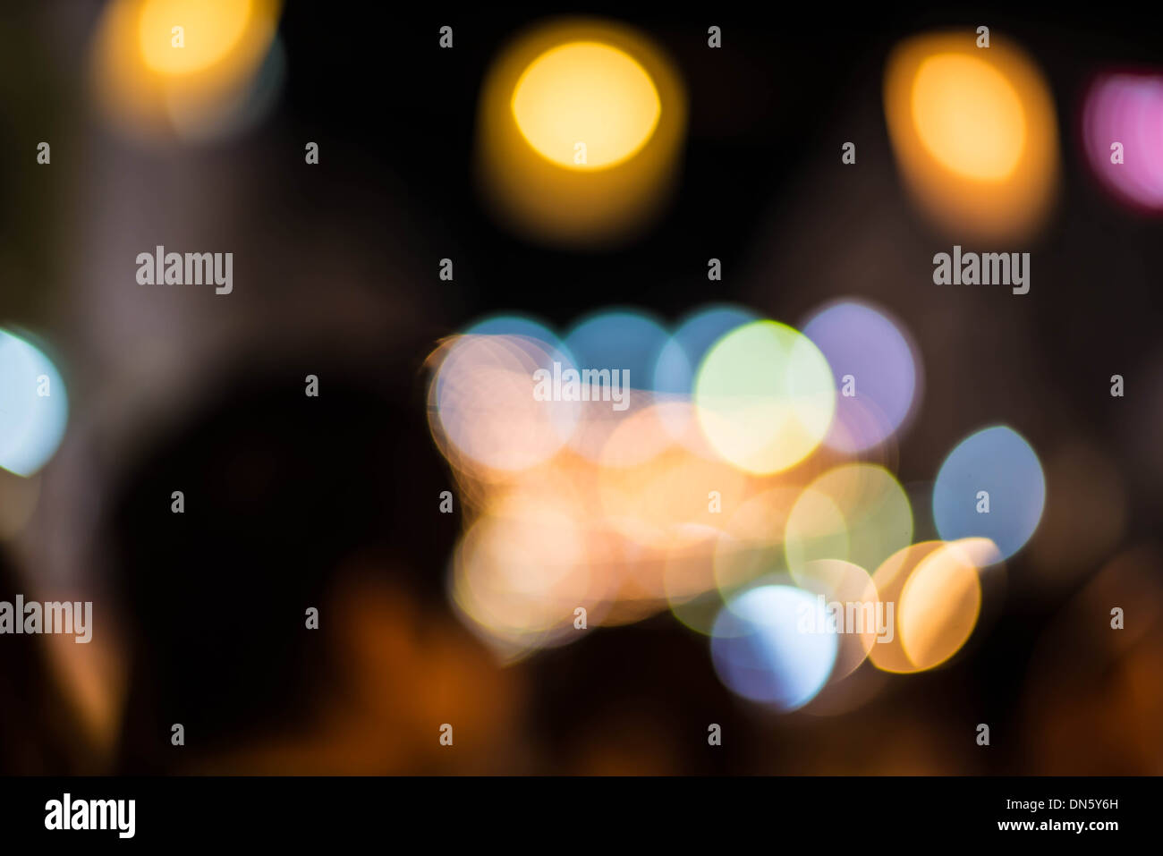 Les lumières de Noël de flou artistique naturel, bon pour le fond Banque D'Images