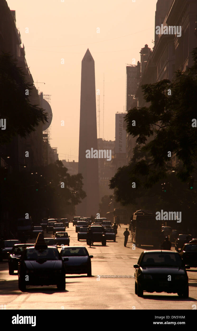 L'obélisque de Buenos Aires au coucher du soleil avec des voitures et de la circulation à l'ombre Banque D'Images