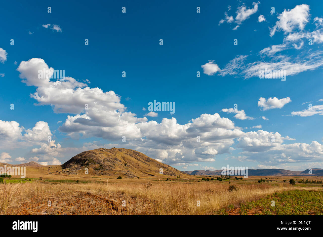 Vaste paysage aride, ciel bleu avec des nuages, près de Parc National d'Isalo Ranohira, Madagascar Banque D'Images