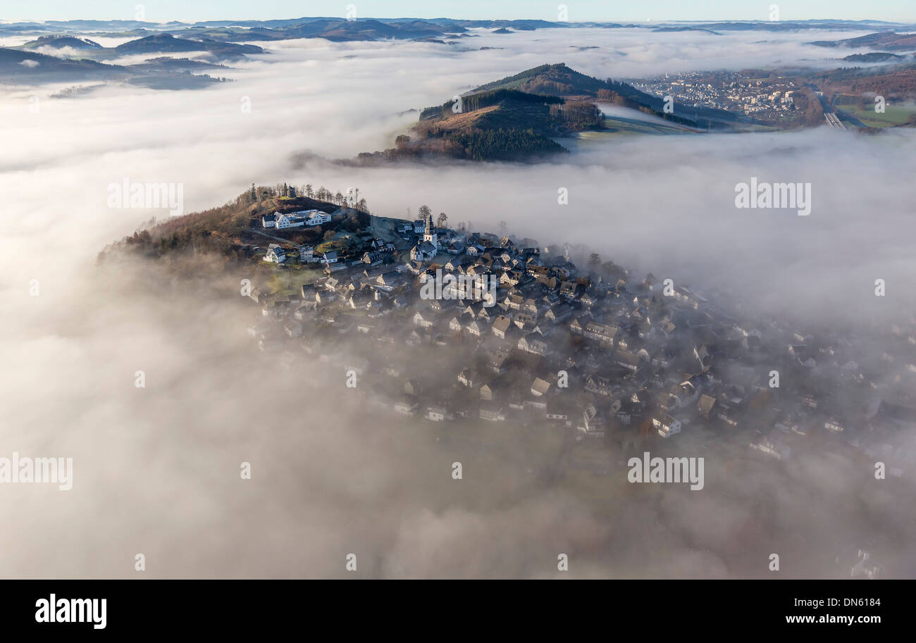 Eversberg dans le brouillard, Meschede, région du Sauerland, Rhénanie du Nord-Westphalie, Allemagne Banque D'Images