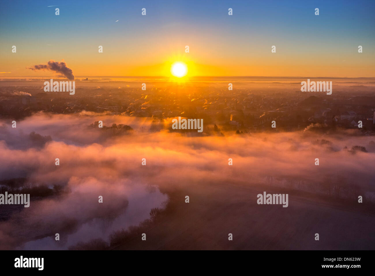 Vue aérienne, le lever du soleil, brume du matin au-dessus de la rivière Lippe, Hamm, Ruhr, Rhénanie du Nord-Westphalie, Allemagne Banque D'Images