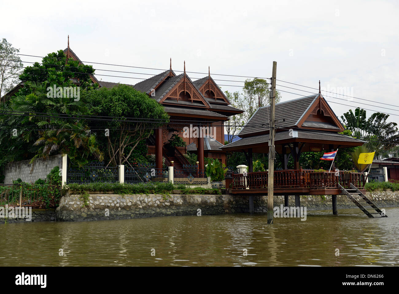 Maison de style thaïlandais sur le canal, Khlong ou Klong, Bangkok, Thaïlande Banque D'Images