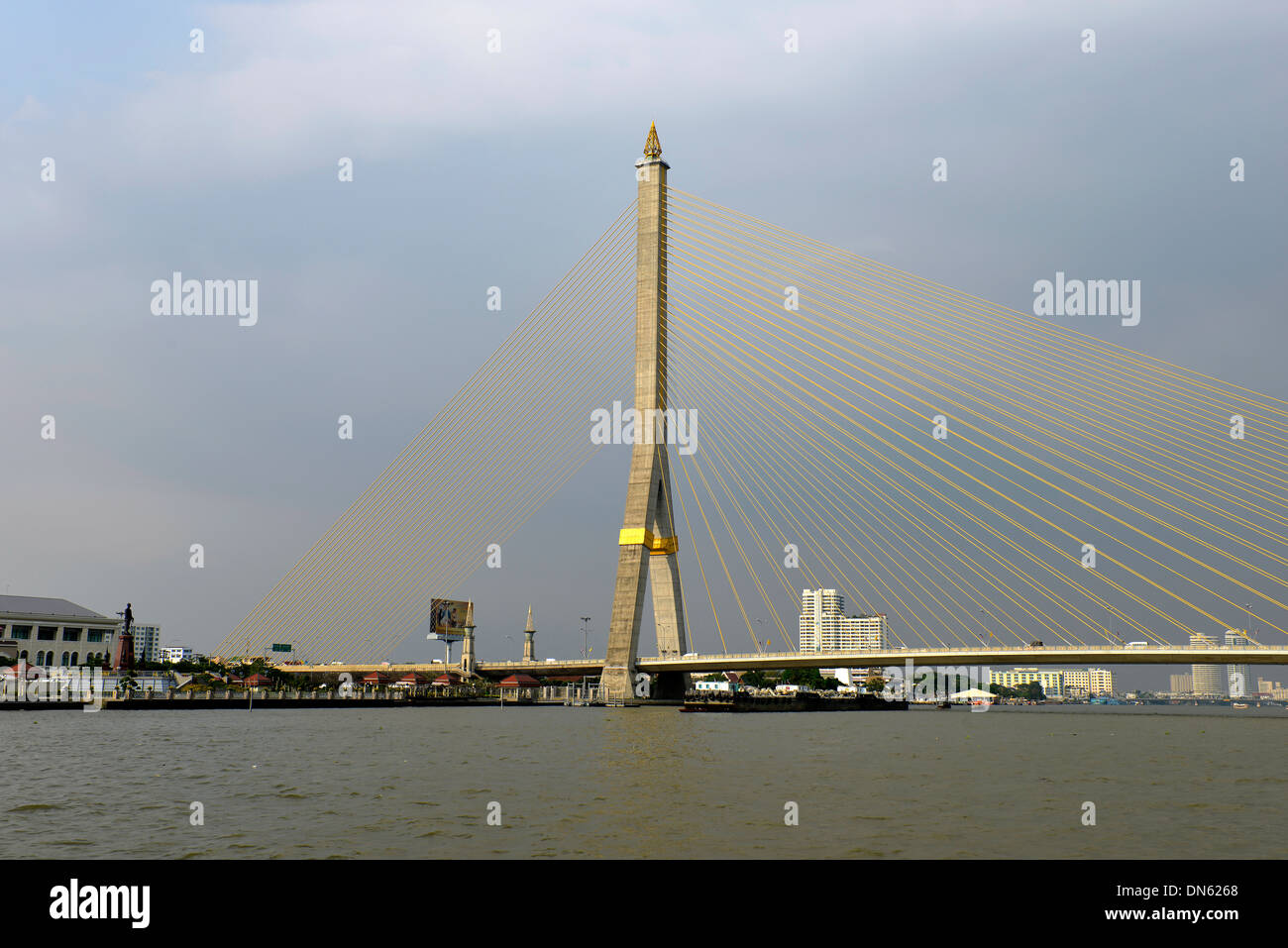 Pont Rama VIII sur la rivière Chao Phraya, Bangkok, Thaïlande Banque D'Images