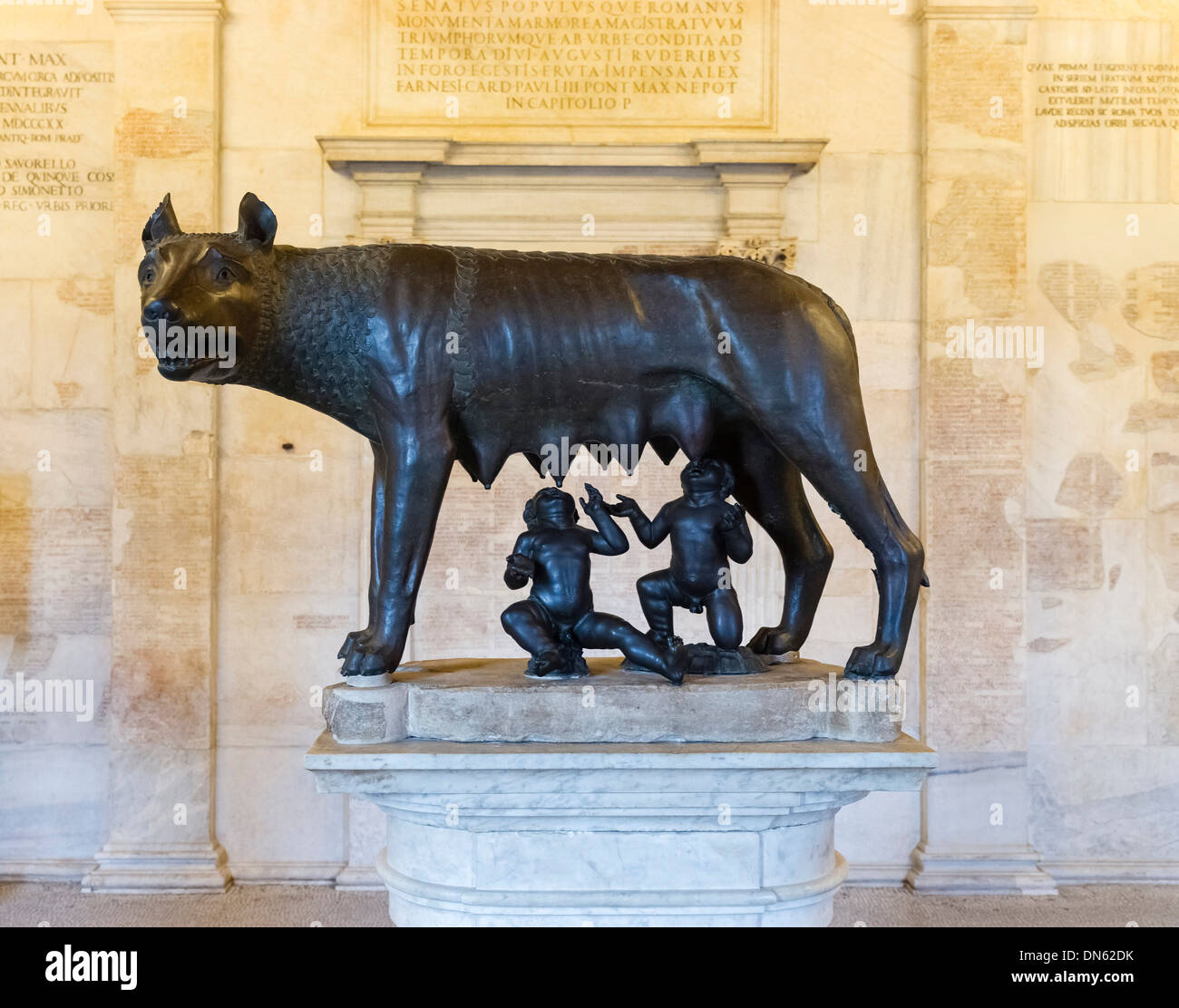 Statue en bronze de la Louve du Capitole, Lupa Capitolina, non daté, Romulus et Remus par Claude-Joseph Vernet, de la Renaissance Banque D'Images