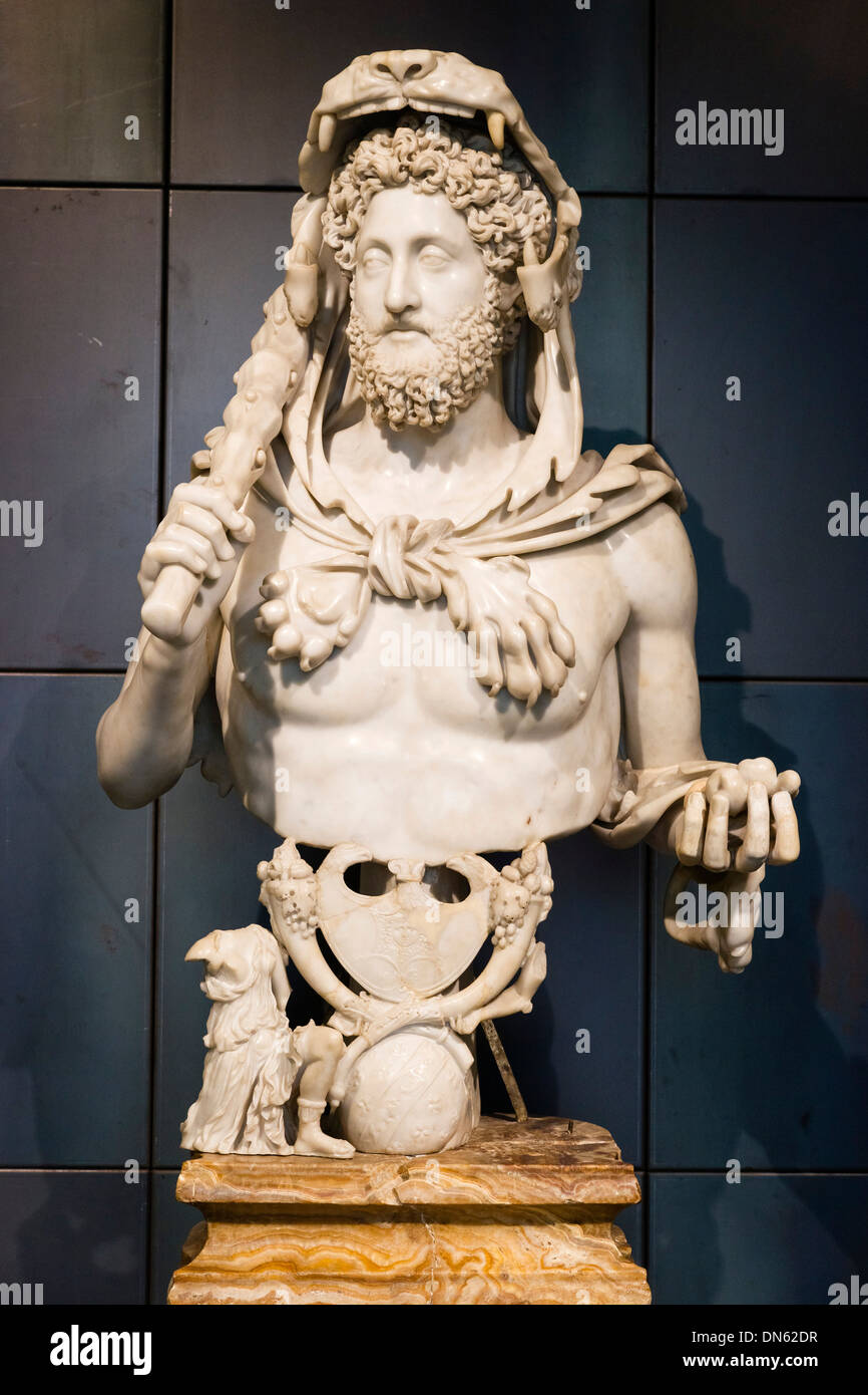 Ancien buste en marbre de l'empereur Commode en Hercule, Musées du Capitole, la colline du Capitole, Rome, Latium, Italie Banque D'Images