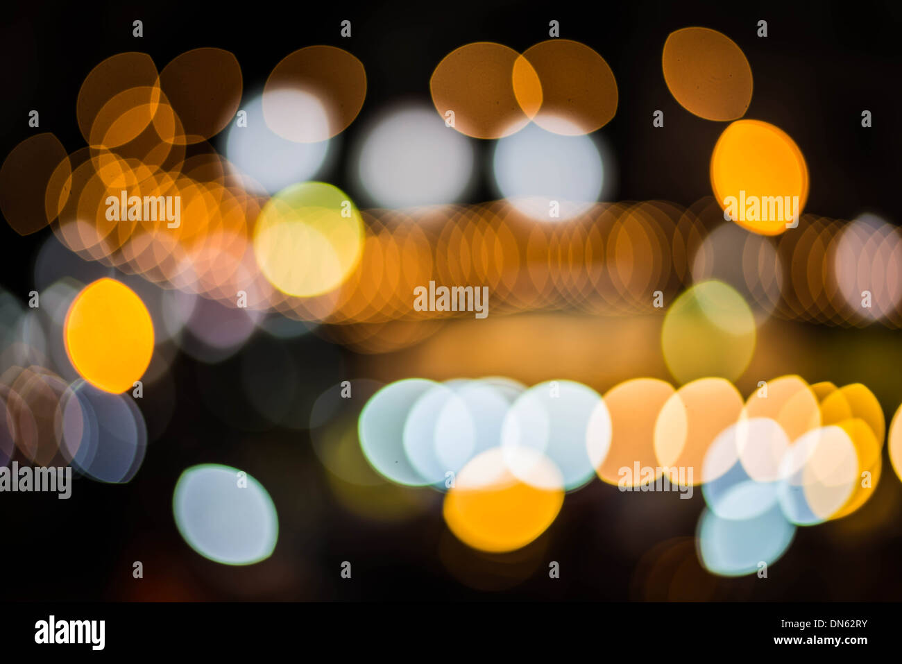 Les lumières de Noël de flou artistique naturel, bon pour le fond Banque D'Images