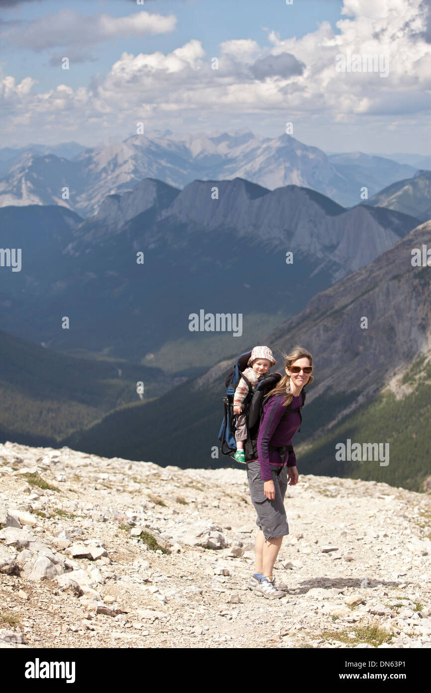 Mère et bébé caucasien randonnées, Jasper, Alberta, Canada Banque D'Images