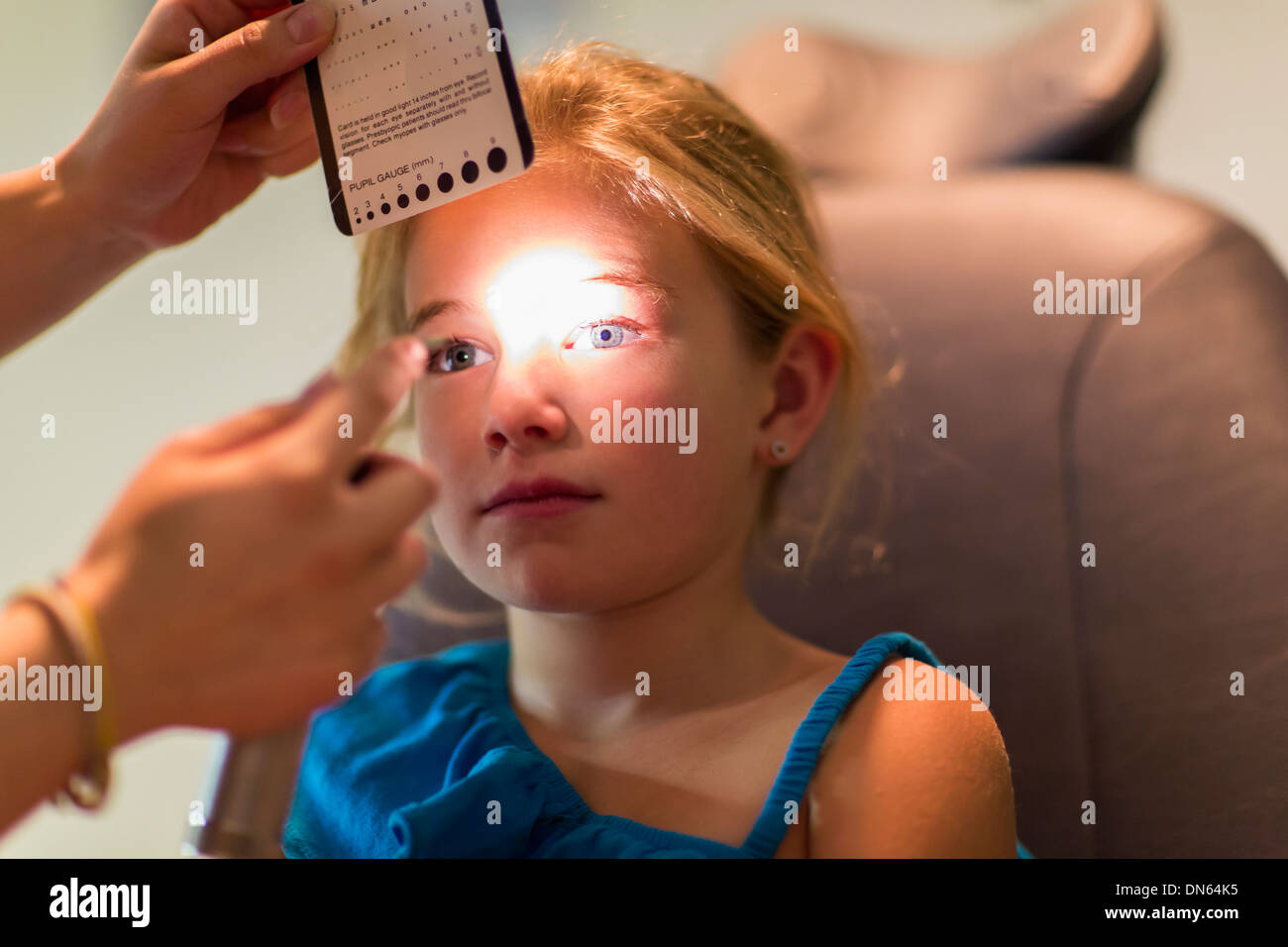 Caucasian girl recevant l'examen de la vue Banque D'Images