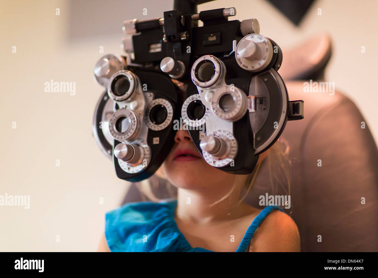 Caucasian girl recevant l'examen de la vue Banque D'Images