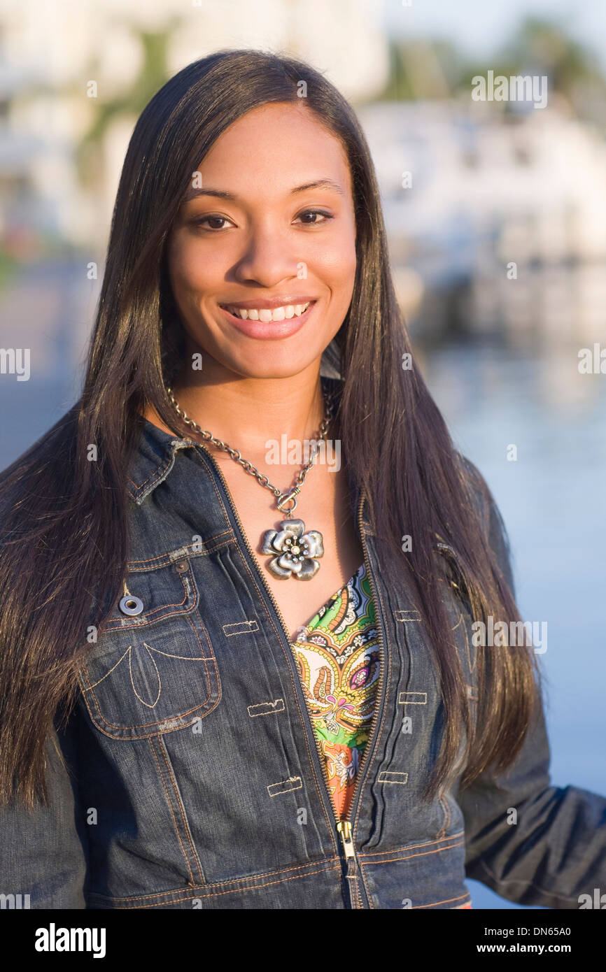 African American Woman smiling outdoors Banque D'Images