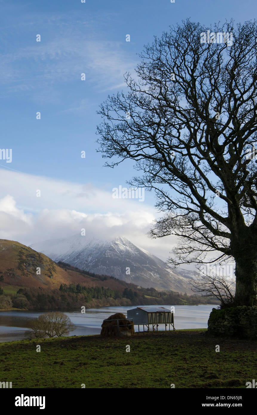 Loweswater, Lake District, Cumbria, Angleterre. Grassmoor enneigées en arrière-plan Banque D'Images