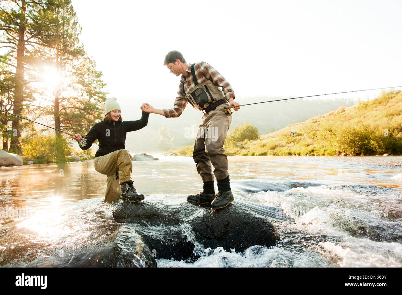 Couple pêche en rivière Banque D'Images