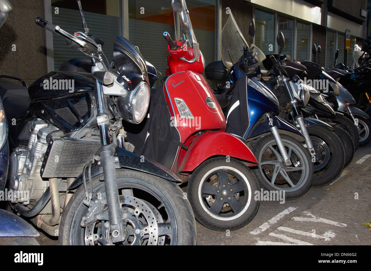 Les cycles à moteur moto garée dans un bay Banque D'Images