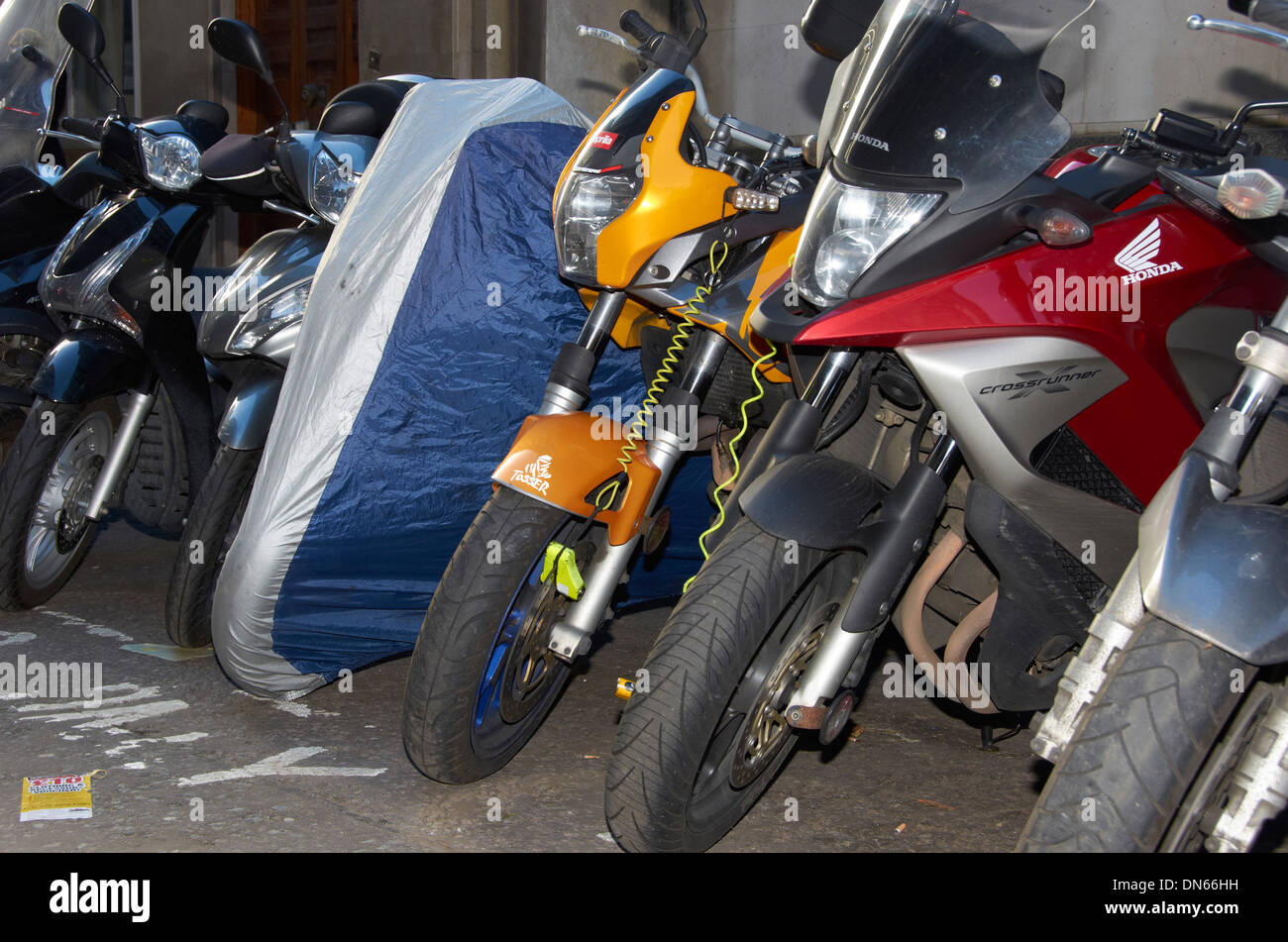 Les cycles à moteur moto garée dans un bay Banque D'Images