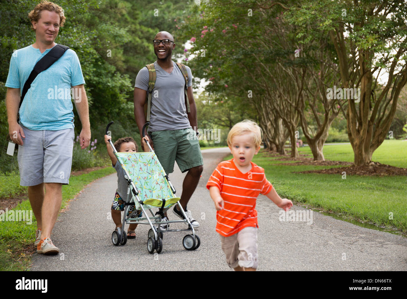 Pères et fils walking together in park Banque D'Images