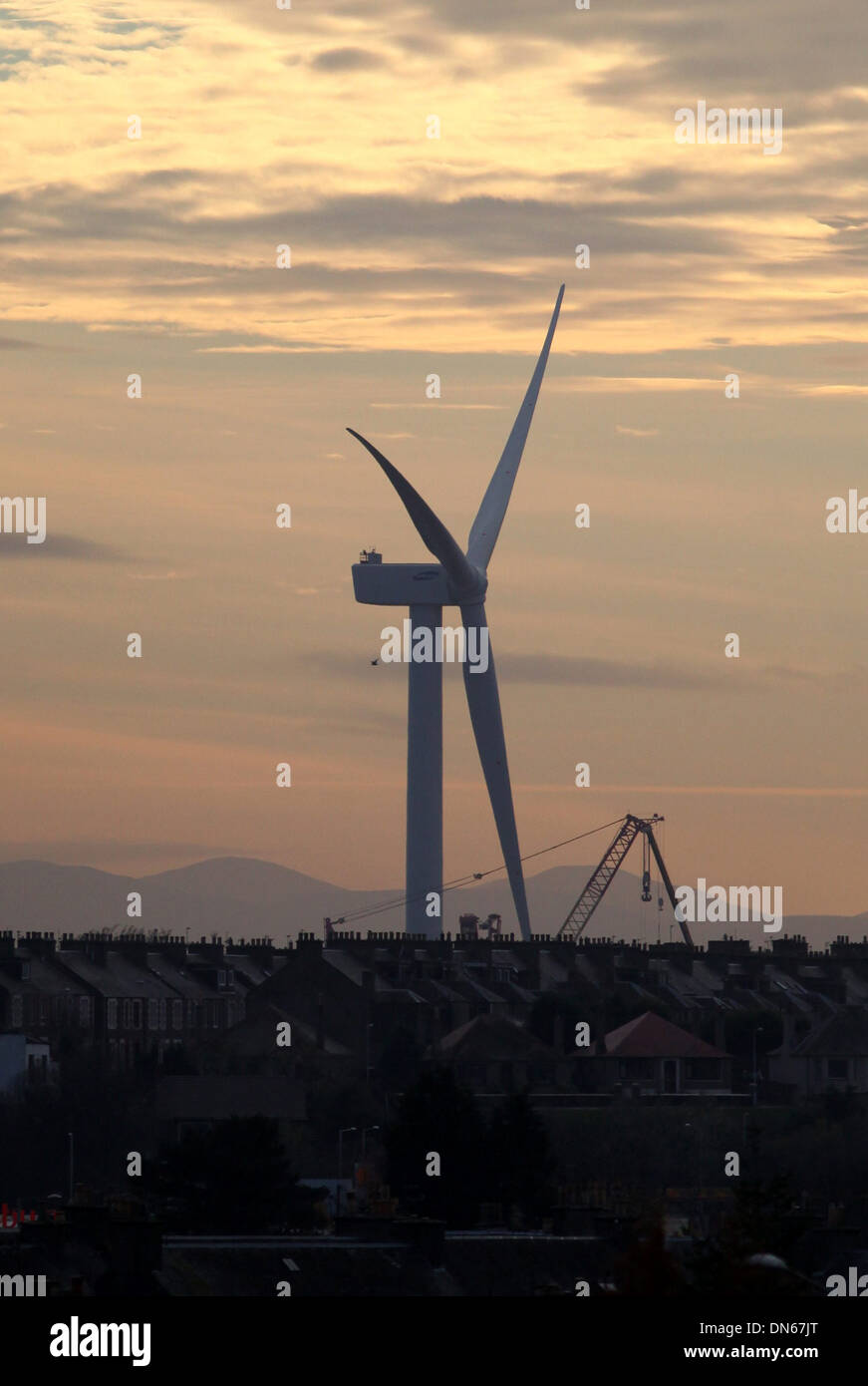 La plus grande et la plus puissante turbine éolienne offshore a une grande importance sur la ville de Methil, Fife. Banque D'Images La plus grande et la plus puissante turbine éolienne offshore a une grande importance sur la ville de Methil, Fife. Banque D'Images