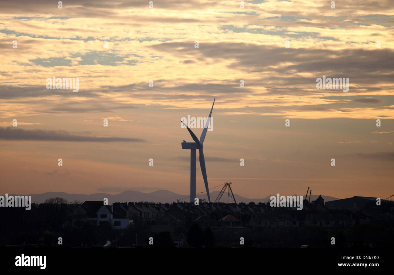 La plus grande et la plus puissante turbine éolienne offshore a une grande importance sur la ville de Methil, Fife. Banque D'Images La plus grande et la plus puissante turbine éolienne offshore a une grande importance sur la ville de Methil, Fife. Banque D'Images