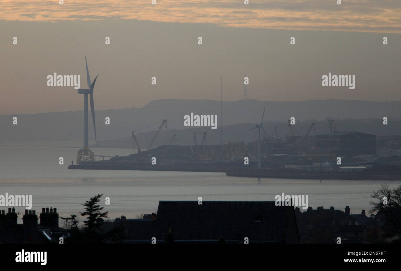 La plus grande et la plus puissante turbine éolienne offshore a une grande importance sur la ville de Methil, Fife. Banque D'Images La plus grande et la plus puissante turbine éolienne offshore a une grande importance sur la ville de Methil, Fife. Banque D'Images