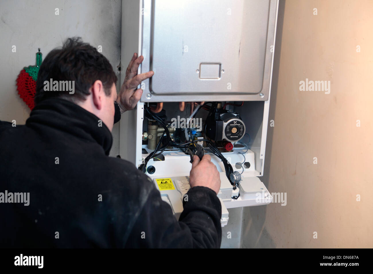 Royaume-uni london un plombier d'installer une combinaison chaudière à gaz Banque D'Images