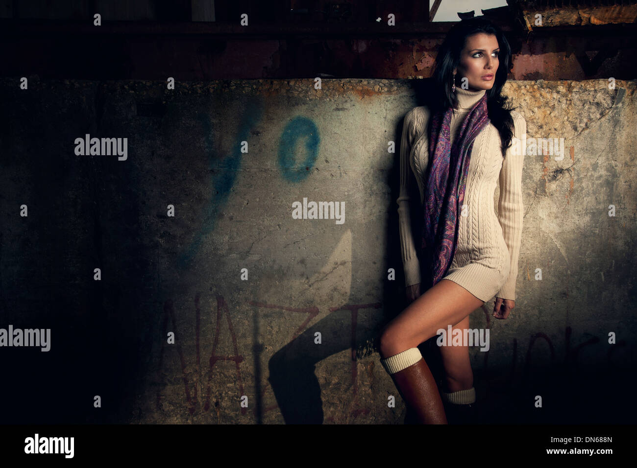 Fashion portrait of woman standing in entrepôt désaffecté en robe courte Banque D'Images