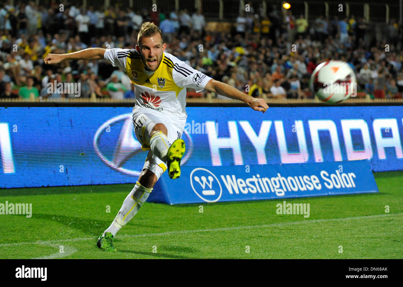 Sydney, Australie. Dec 19, 2013. Wellington l'avant Jeremy Brockie en action au cours de la Hyundai une ligue match entre le Central Coast Mariners FC et Wellington Phoenix FC de l'Ovale du nord de Sydney, Sydney. Credit : Action Plus Sport/Alamy Live News Banque D'Images