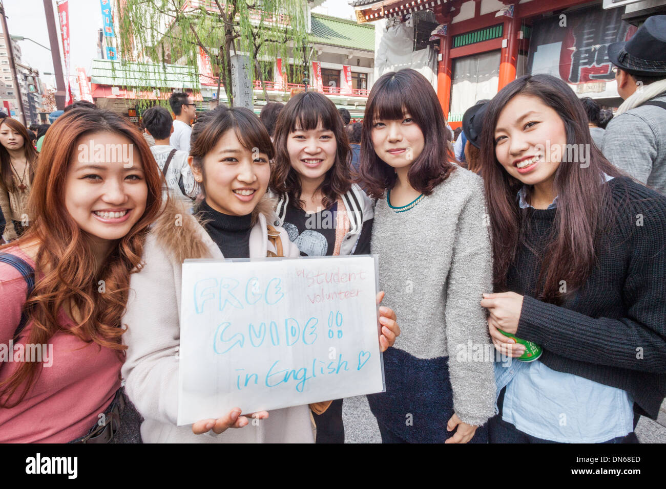 Le Japon, Honshu, Tokyo, Kanto, Asakusa, les étudiantes proposant une visite guidée Banque D'Images