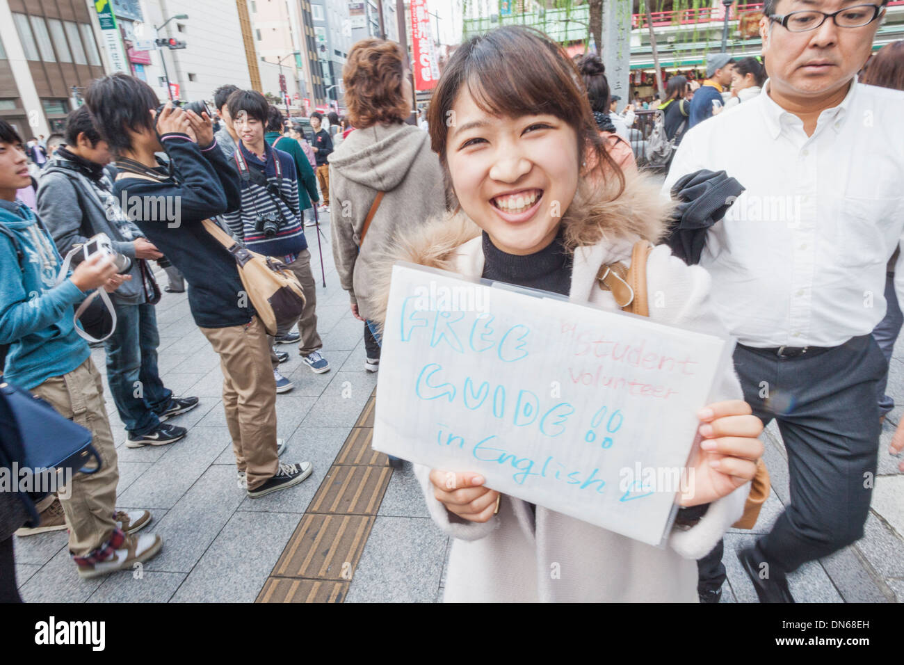 Le Japon, Honshu, le Kanto, Tokyo, Asakusa, étudiante proposant une visite guidée Banque D'Images