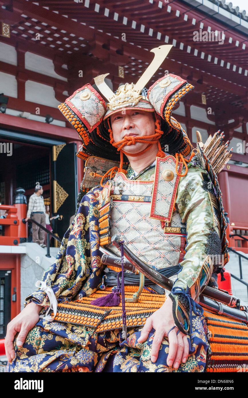 Le Japon, Honshu, le Kanto, Tokyo, Asakusa, Jidai Matsurai Festival, homme habillé en costume de guerrier Samouraï Banque D'Images