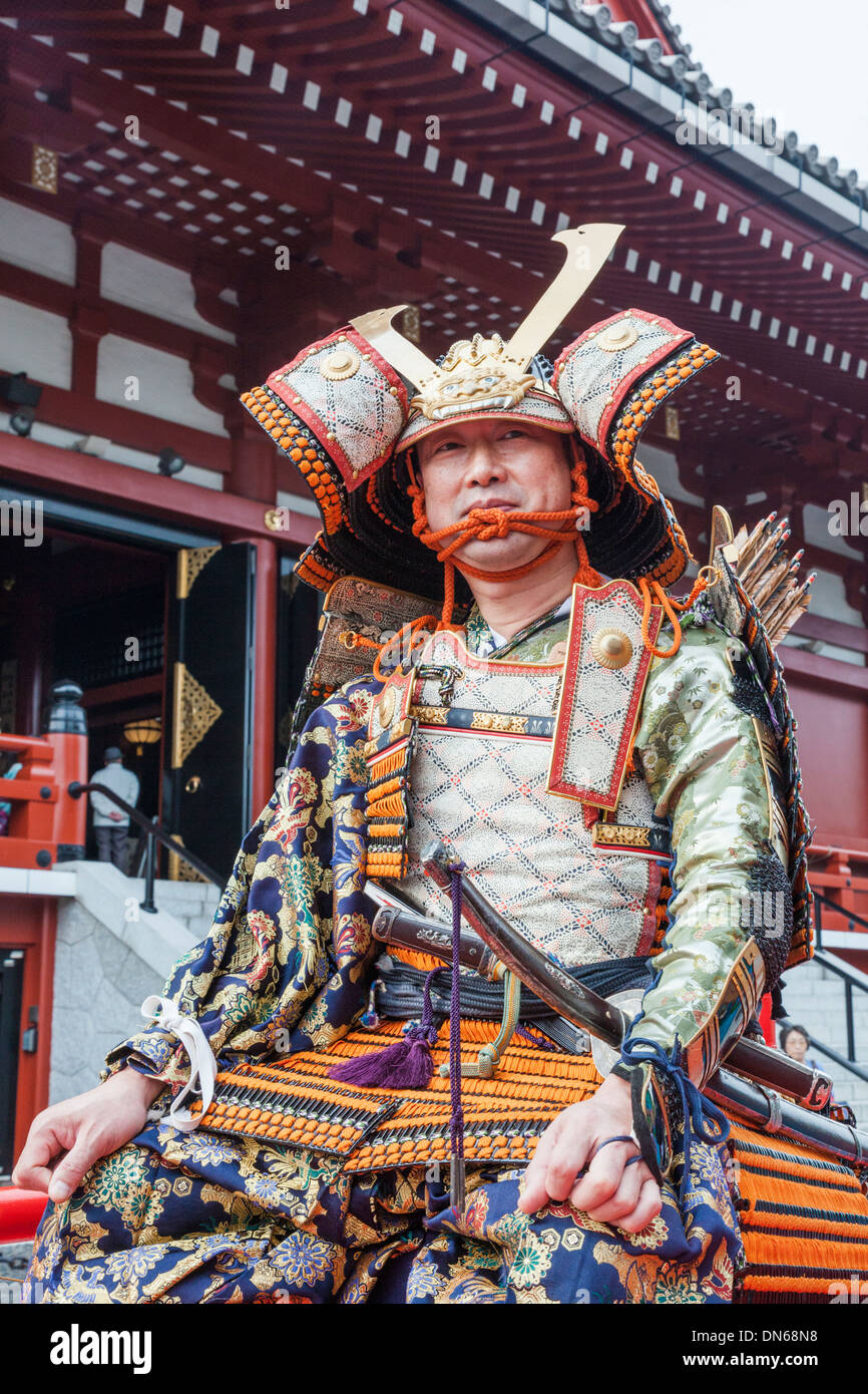 Le Japon, Honshu, le Kanto, Tokyo, Asakusa, Jidai Matsurai Festival, homme habillé en costume de guerrier Samouraï Banque D'Images