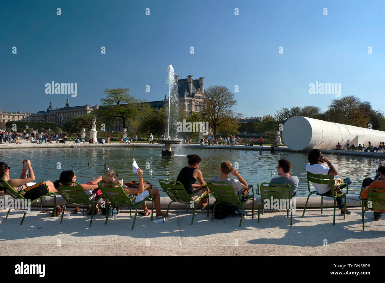 Paris, France, foule assis dans les chaises, arrière, profiter du jardin français, jardin des Tuileries, Jardins des Tuileries Paris Banque D'Images