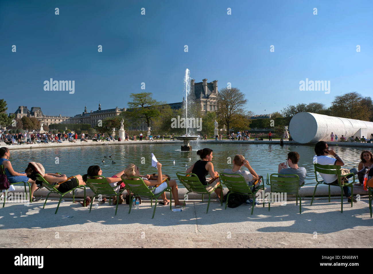 Paris, France, une foule de personnes appréciant, se détendre dans les chaises longues, jardin des Tuileries, adolescents en dehors de la ville, jour ensoleillé, Jardins des Tuileries de Paris Banque D'Images